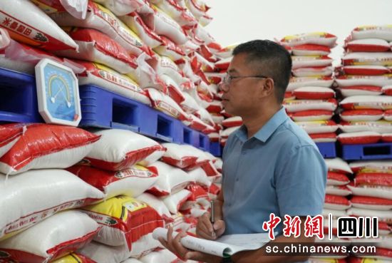 工作人员在仓库记录温度湿度。何佳林 摄 工作人员在仓库记录温度湿度。何佳林 摄