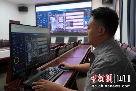工作人员利用粮油监管信息化系统平台实时监控各个仓库。何佳林 摄 工作人员利用粮油监管信息化系统平台实时监控各个仓库。何佳林 摄