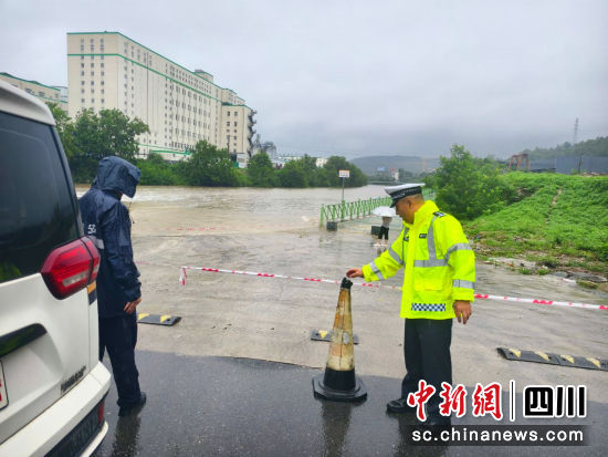 风险隐患排查整治。 绵阳交警支队直属三大队供图 风险隐患排查整治。 绵阳交警支队直属三大队供图