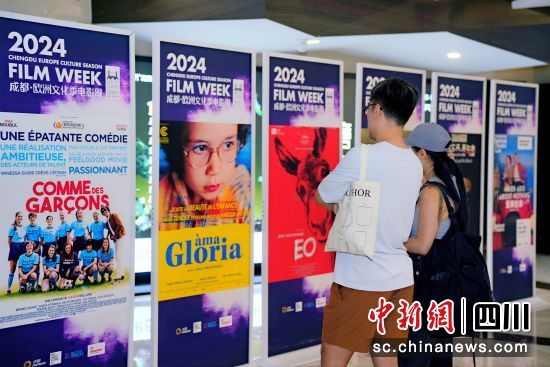 观众在展板前了解电影内容。成都市人民政府外事办公室供图 观众在展板前了解电影内容。成都市人民政府外事办公室供图