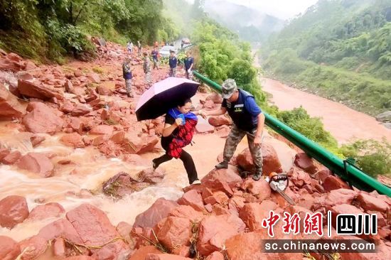 马边县暴雨洪灾救援转移人员现场。乐山应急供图 马边县暴雨洪灾救援转移人员现场。乐山应急供图