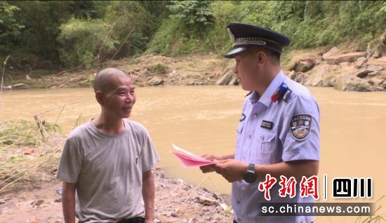 警察向垂钓爱好者进行长江“十年禁渔”普法宣传。廖珈 摄 警察向垂钓爱好者进行长江“十年禁渔”普法宣传。廖珈 摄