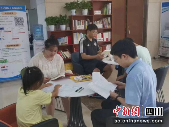 “迷你书吧”特色功能区。刘倩 摄 “迷你书吧”特色功能区。刘倩 摄