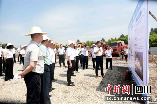 现场调研。岳池融媒供图 现场调研。岳池融媒供图