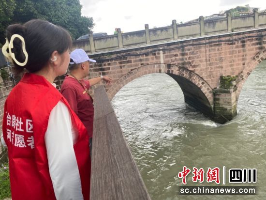 正在了解河道情况。青羊区执法局 供图 正在了解河道情况。青羊区执法局 供图