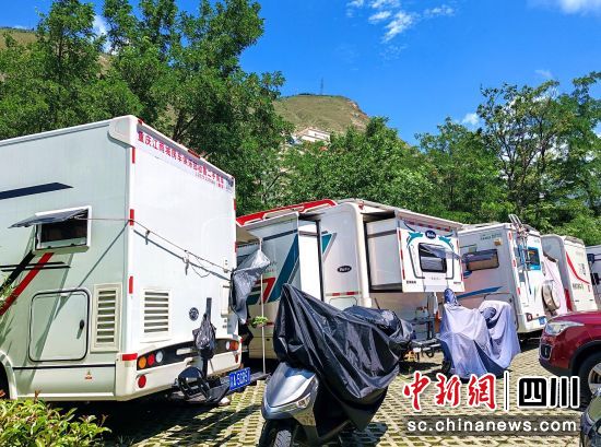 汶川迎来房车旅游高峰。汶川县委宣传部供图 汶川迎来房车旅游高峰。汶川县委宣传部供图