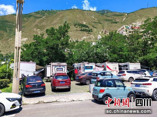 汶川迎来房车旅游高峰。汶川县委宣传部供图 汶川迎来房车旅游高峰。汶川县委宣传部供图