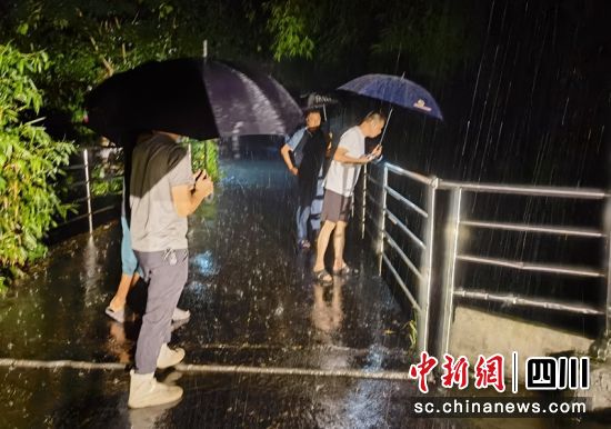 乐山五通桥区冠英镇工作人员雨中检查山洪灾害点安全情况。乐山应急供图 乐山五通桥区冠英镇工作人员雨中检查山洪灾害点安全情况。乐山应急供图