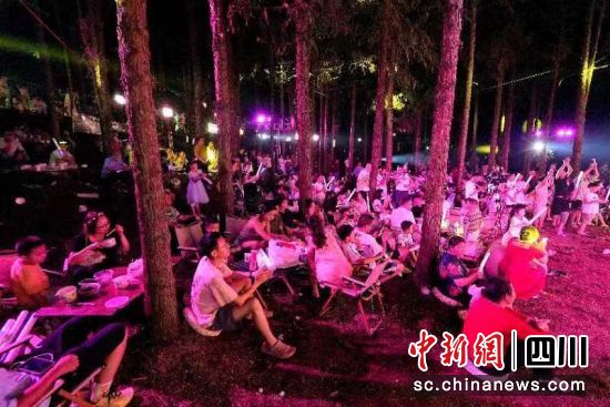 热闹的现场。王沁玉 摄 热闹的现场。王沁玉 摄