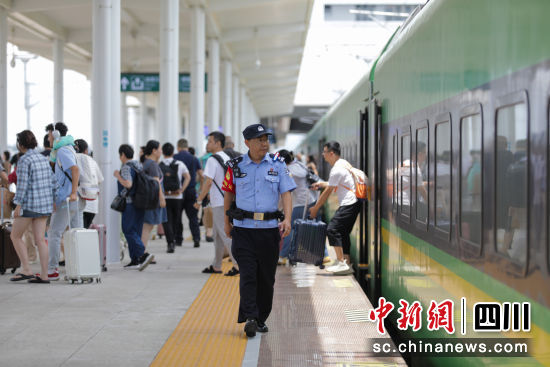 执勤民警在站台巡视。方韬 摄 执勤民警在站台巡视。方韬 摄