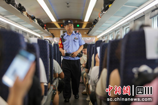 执勤民警在列车车厢巡视。方韬 摄 执勤民警在列车车厢巡视。方韬 摄