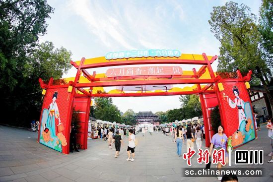 7月5日,成都新“十二月市”香市·玉貌花容爱美月正式拉开帷幕。 (成都市商务局 供图) 7月5日,成都新“十二月市”香市·玉貌花容爱美月正式拉开帷幕。 (成都市商务局 供图)