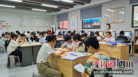 大家在一起学习。雁江区委宣传部供图 大家在一起学习。雁江区委宣传部供图