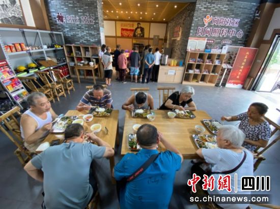居民们在一起用餐。雁江区委宣传部供图 居民们在一起用餐。雁江区委宣传部供图