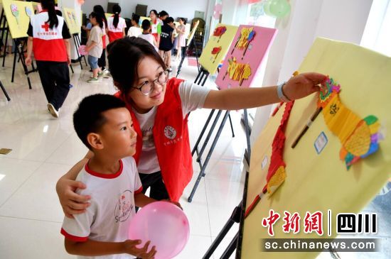 志愿者和孩子们共同展示学习成果。汶川县委宣传部供图 志愿者和孩子们共同展示学习成果。汶川县委宣传部供图