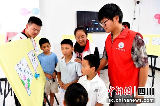 志愿者和孩子们共同展示学习成果。汶川县委宣传部供图 志愿者和孩子们共同展示学习成果。汶川县委宣传部供图