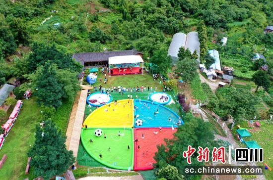 热闹的泼水节现场。汶川县委宣传部供图 热闹的泼水节现场。汶川县委宣传部供图