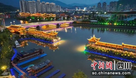 夜游青衣江。雨城融媒 供图 夜游青衣江。雨城融媒 供图