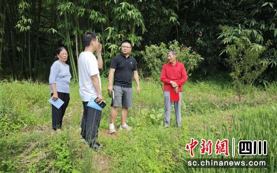 东佳镇职工日常下乡。荣县卫健 供图 东佳镇职工日常下乡。荣县卫健 供图