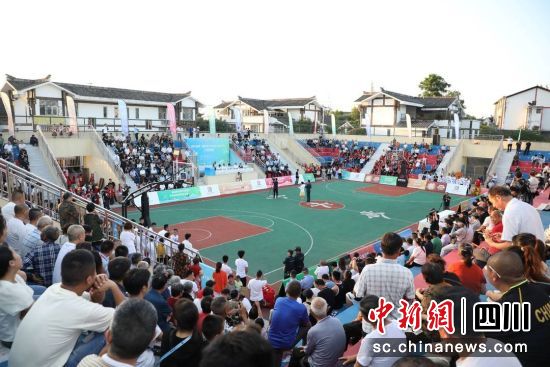 村BA比赛现场。谢婉玲 摄 村BA比赛现场。谢婉玲 摄