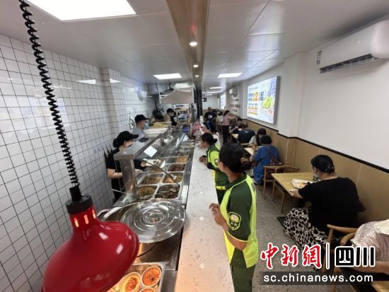 正在社区食堂用餐。青羊区委宣传部 供图 正在社区食堂用餐。青羊区委宣传部 供图