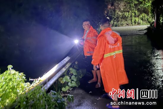 马边县工作人员正在雨中巡查。乐山应急供图 马边县工作人员正在雨中巡查。乐山应急供图
