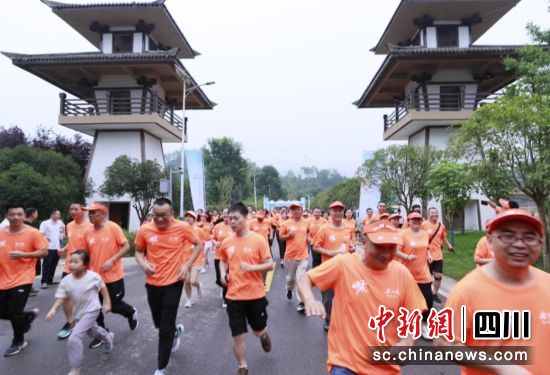 户外健康跑。邛崃市委统战部 供图 户外健康跑。邛崃市委统战部 供图