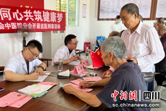 送医活动现场。彭圣洲 摄 送医活动现场。彭圣洲 摄