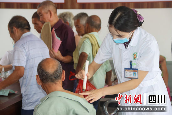 送医活动现场。彭圣洲 摄 送医活动现场。彭圣洲 摄