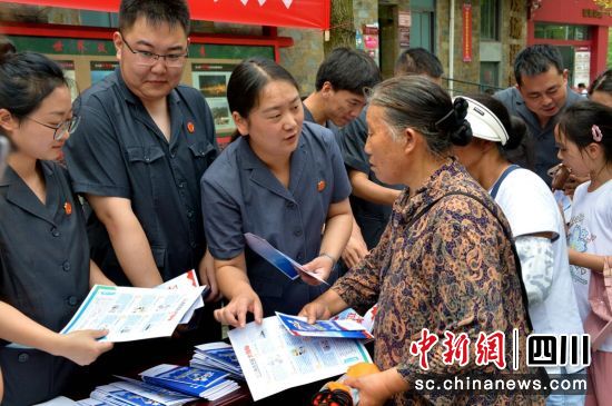 发放宣传资料。汶川县委宣传部供图 发放宣传资料。汶川县委宣传部供图