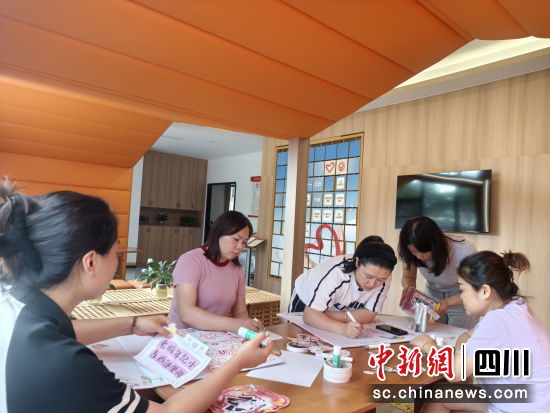 名师工作室学员参与社区慈善音乐季活动宣传海报制作。 游仙区委宣传部供图 名师工作室学员参与社区慈善音乐季活动宣传海报制作。 游仙区委宣传部供图