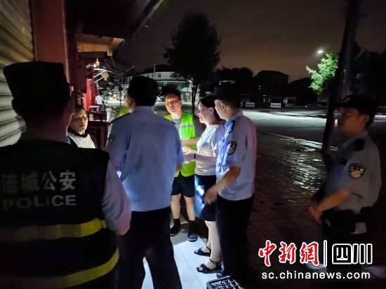 民警对群众进行宣传疏导。 绵阳市公安局涪城区分局供图 民警对群众进行宣传疏导。 绵阳市公安局涪城区分局供图