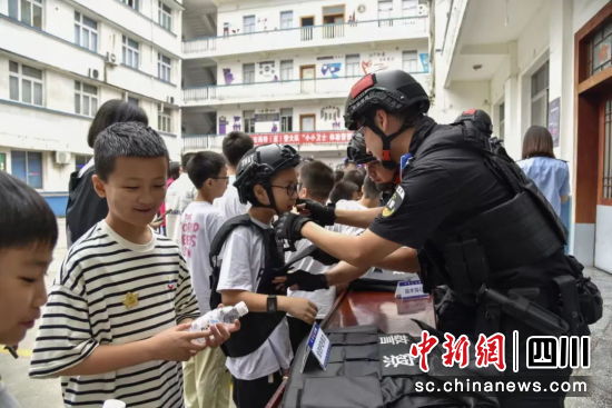 体验警用装备。 什邡公安供图 体验警用装备。 什邡公安供图