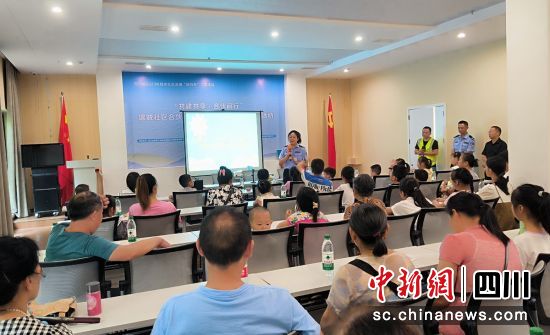 宣传活动现场。沿滩交警 供图 宣传活动现场。沿滩交警 供图