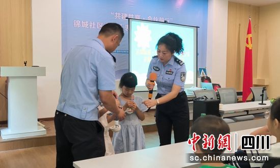 宣传活动现场。沿滩交警 供图 宣传活动现场。沿滩交警 供图