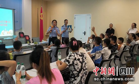 宣传活动现场。沿滩交警 供图 宣传活动现场。沿滩交警 供图