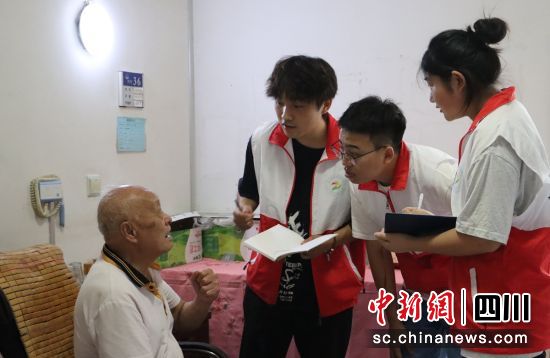 走访服务现场。荣县融媒 供图 走访服务现场。荣县融媒 供图