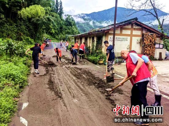 水磨镇党员干部和群众冲锋一线清理辖区道路。汶川县委宣传部供图 水磨镇党员干部和群众冲锋一线清理辖区道路。汶川县委宣传部供图