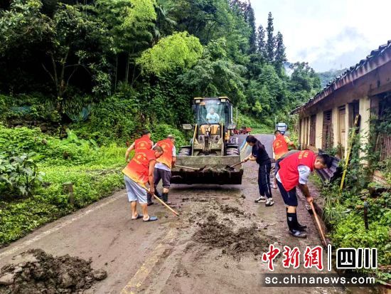 水磨镇党员干部和群众冲锋一线清理辖区道路。汶川县委宣传部供图 水磨镇党员干部和群众冲锋一线清理辖区道路。汶川县委宣传部供图