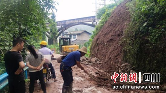 排险现场。名山融媒 供图 排险现场。名山融媒 供图