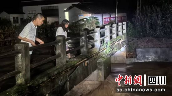 巡查隐患。名山融媒 供图 巡查隐患。名山融媒 供图
