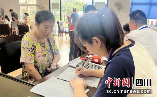 分房现场。郫都区融媒体中心 供图 分房现场。郫都区融媒体中心 供图