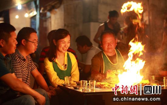 石棉铁板烧烤。石棉融媒 供图 石棉铁板烧烤。石棉融媒 供图