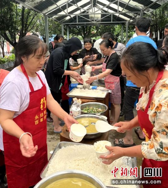 受灾群众正在分享热腾腾的饭菜。泸定融媒供图 受灾群众正在分享热腾腾的饭菜。泸定融媒供图