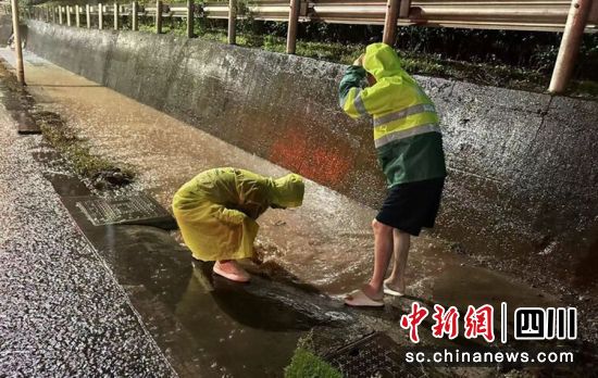 清淤排堵。雨城融媒 供图 清淤排堵。雨城融媒 供图