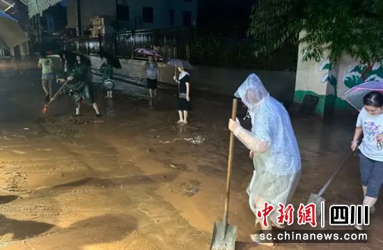 蒙阳街道干部群众开展自救。名山融媒 供图 蒙阳街道干部群众开展自救。名山融媒 供图