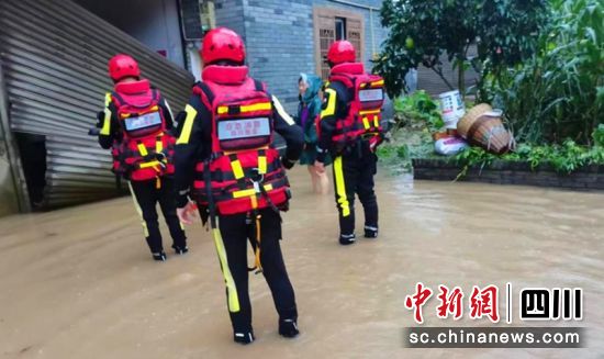 百丈镇开展雨后核查。名山融媒 供图 百丈镇开展雨后核查。名山融媒 供图