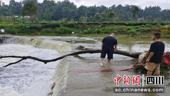 新店镇开展河流道路抢修。名山融媒 供图 新店镇开展河流道路抢修。名山融媒 供图