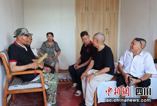 原西充县关文镇敬老院老人在“新家”——西充县太平区域性养老服务中心宿舍聊天。 廖桂华 摄 原西充县关文镇敬老院老人在“新家”——西充县太平区域性养老服务中心宿舍聊天。 廖桂华 摄