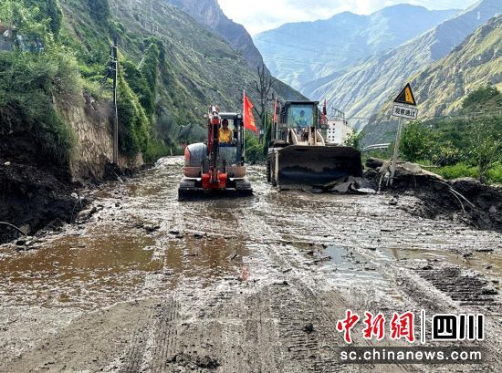 抢险车辆正在加快抢险进度。汶川县委宣传部供图 抢险车辆正在加快抢险进度。汶川县委宣传部供图